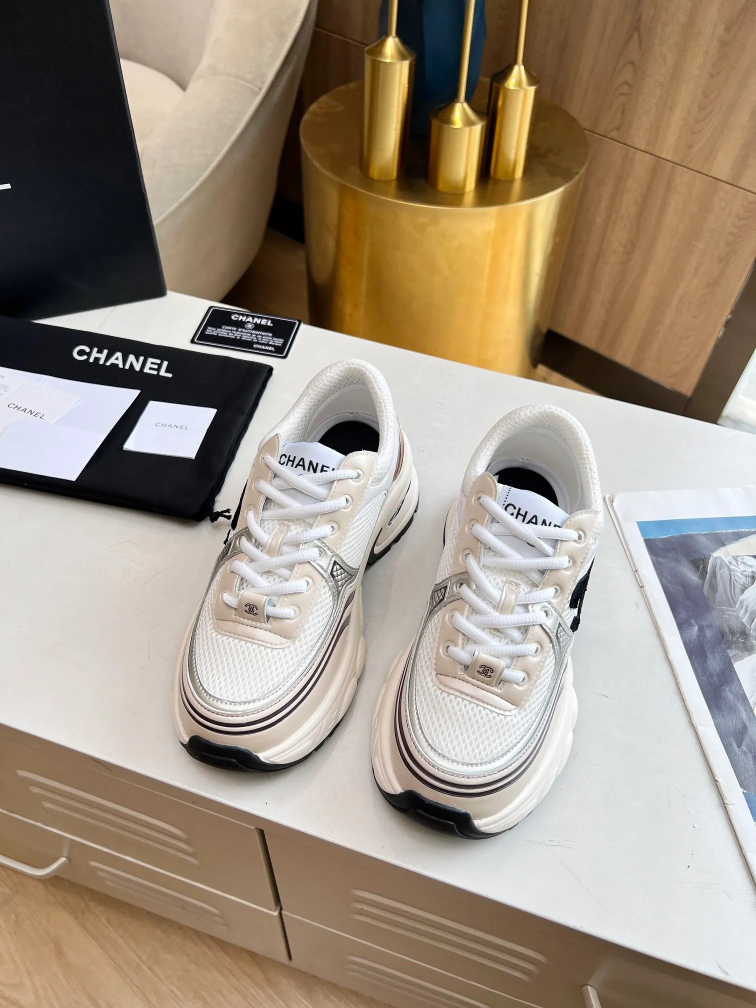 👟👟Ex-factory price 640👟👟 chanel Chanel early spring vacation series latest casual sports shoes silver white, gold white, silver gray, black and red! Incomparably beautiful and easy to wear, very light, the lining is also super soft, super comfortable, the upper is breathable, the color is high-end and durable, versatile. Upper: cowhide and cloth stitching. Inner: breathable mesh. Original foam combination outsole. Size: 35-40.